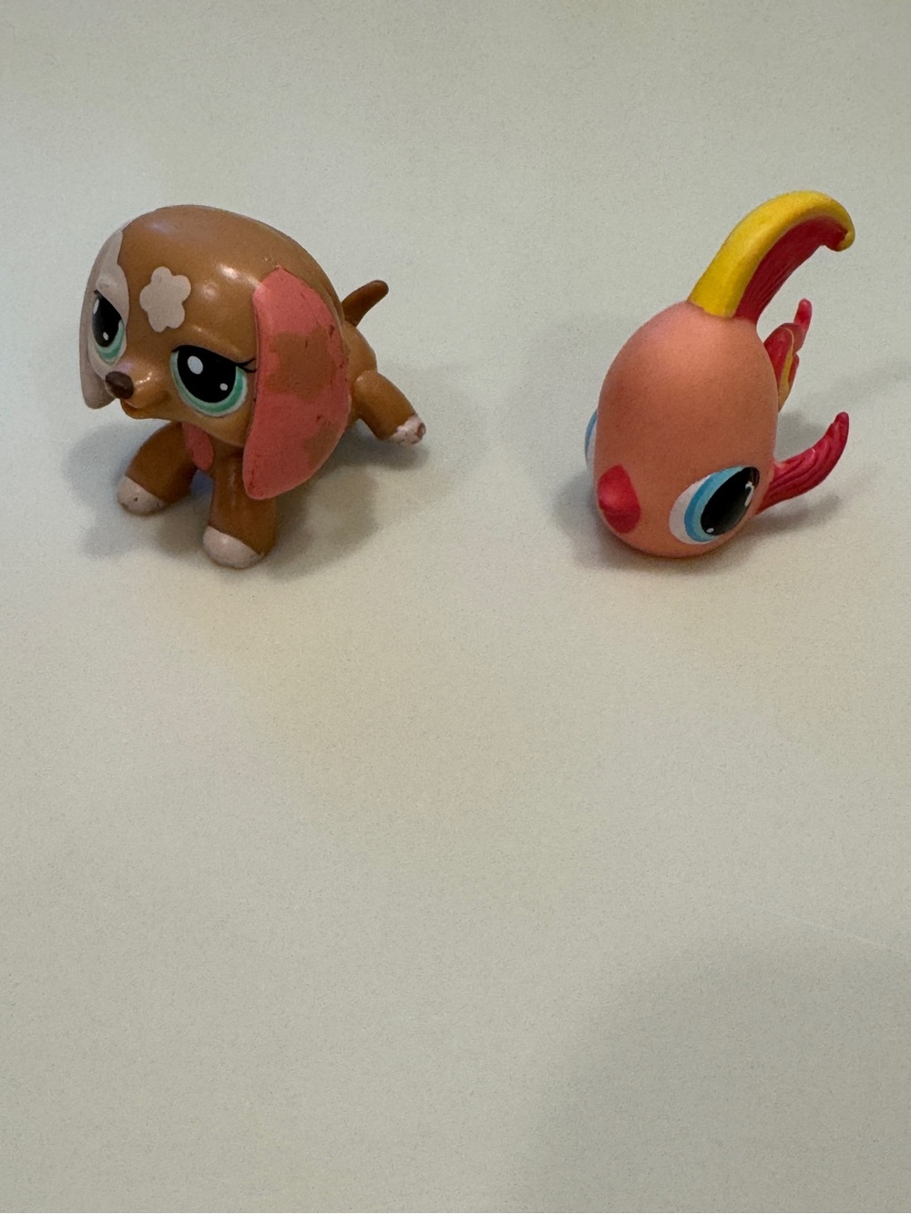 Two Littlest Pet Shop Figures Walking Dachshund And Angelfish